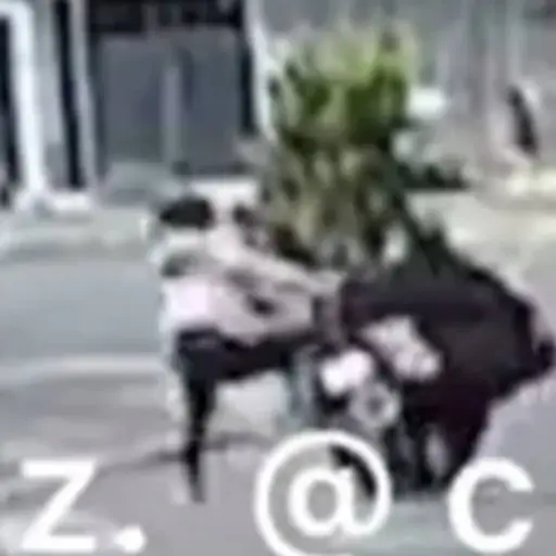 Video. Sujeto derriba violentamente a mujer de su moto para robársela ,