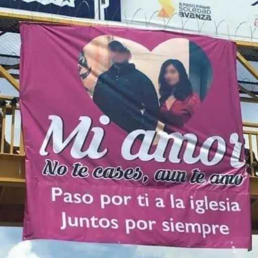 Mi amor, no te cases, aun te amo, viralizan mensaje en pasarela ,
