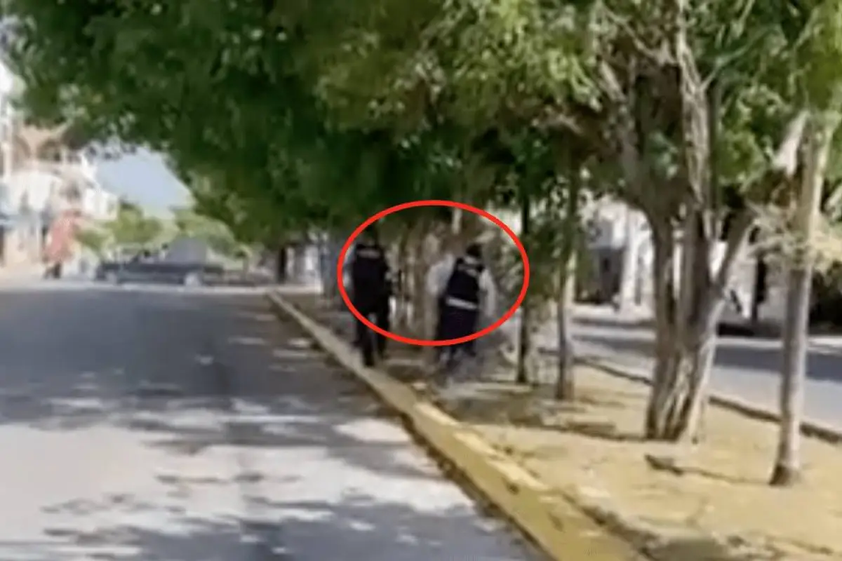 VIDEO.-Turista-se-pasea-desnudo-en-la-calle-y-persecución-policial-se-hace-viral.png, 