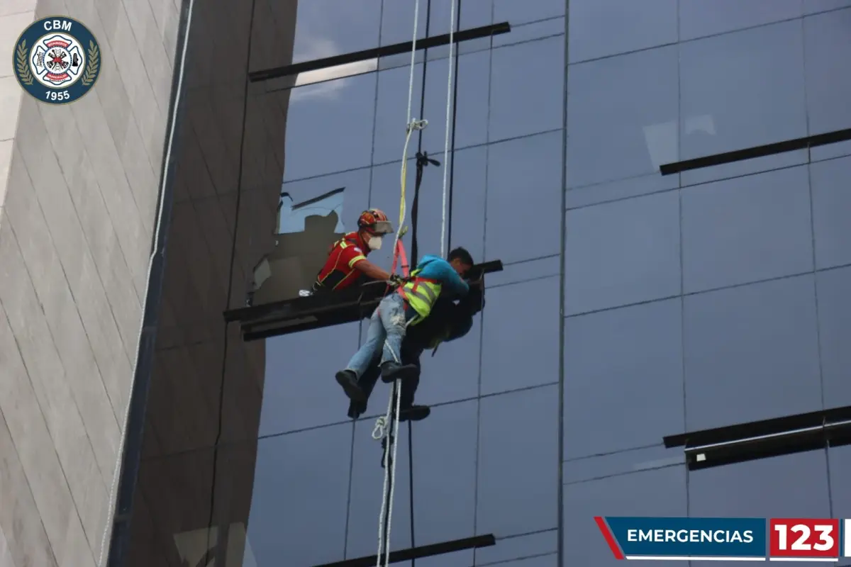 Bomberos-rescatan-a-hombre-que-quedó-colgando-de-un-décimo-nivel-.jpg, 