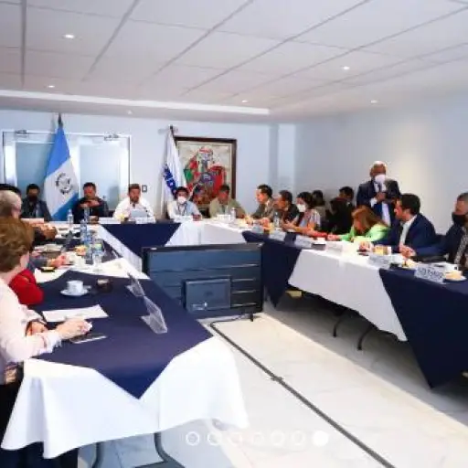 Representantes del sector privado velarán porque se mejore el servicio en el aeropuerto La Aurora. Foto: Cortesía