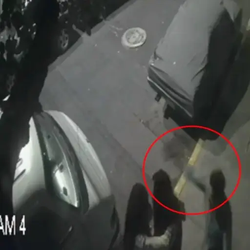 Hombre lanza un ladrillo a dos mujeres que se besaban ,