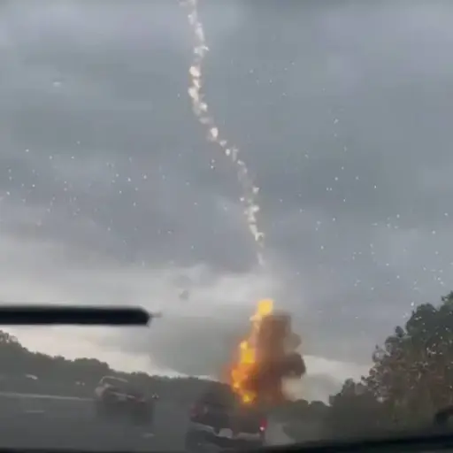 Mujer graba video en el que un rayo impacta en el picop de su esposo ,