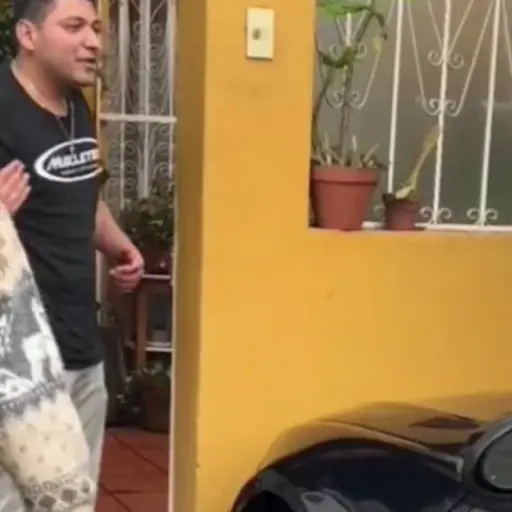 Hombre golpea brutalmente a mujer en residencial de la zona 8 de Mixco ,