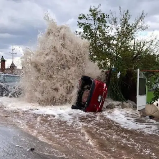 Tuberia colapsada provoca que vehiculo vuelque ,