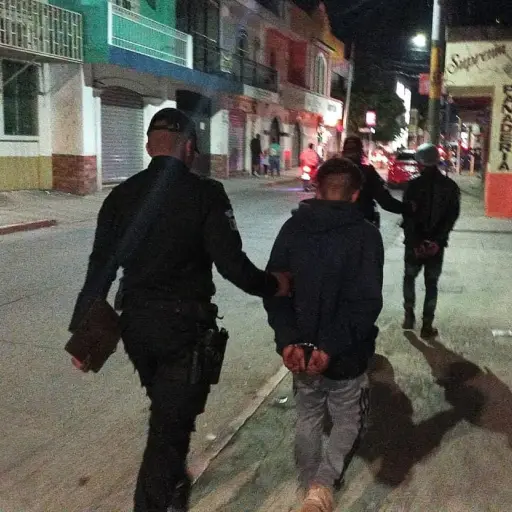  vecinos de Santa María Xalapán, Jalapa, sorprendió a dos hombres cuando supuestamente robaban dos motocicletas. / Foto: PNC