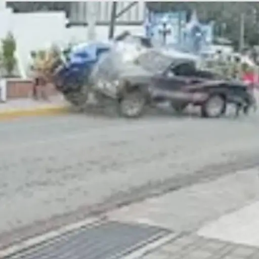 Joven de 18 anos se estrella con su picop en patrulla de la PNC ,