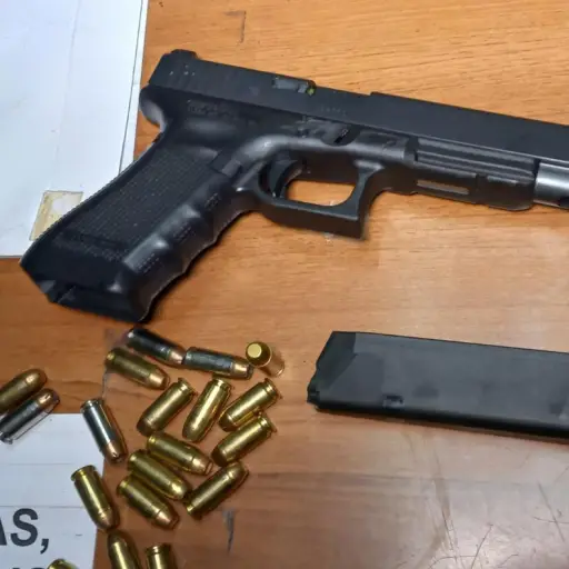 Pistola que portaba Jhovan Eduardo Juárez González. / Foto: PNC