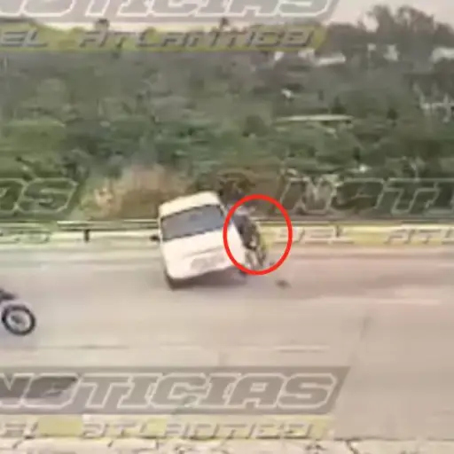 motorista se estrella contra panel que circulaba en contra d ,