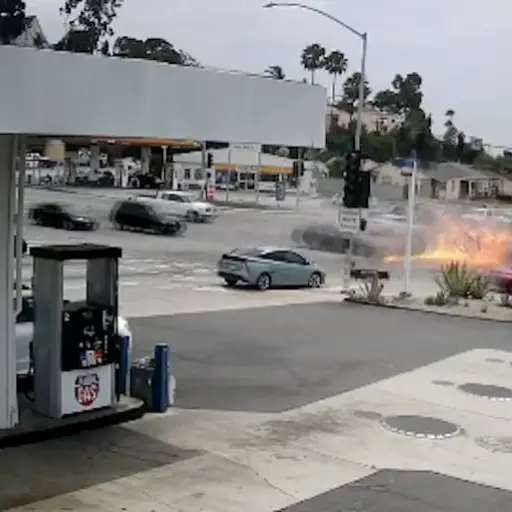 Mujer provoca choque e incendio, sale ilesa, pero mueren seis personas ,