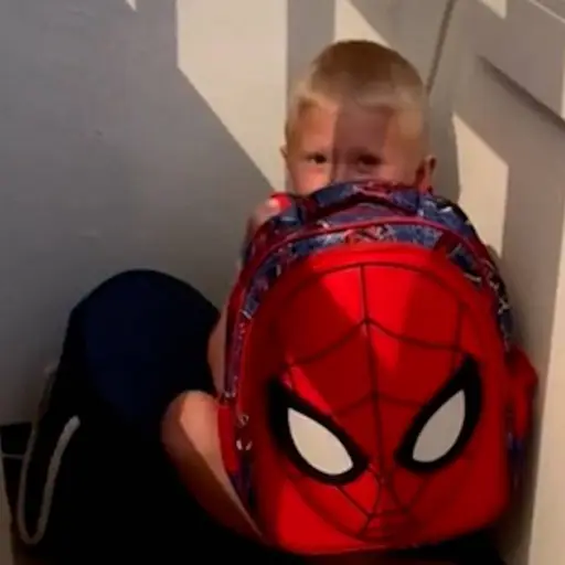 Madre entrena a hijo en caso de tiroteo y video se hace viral ,