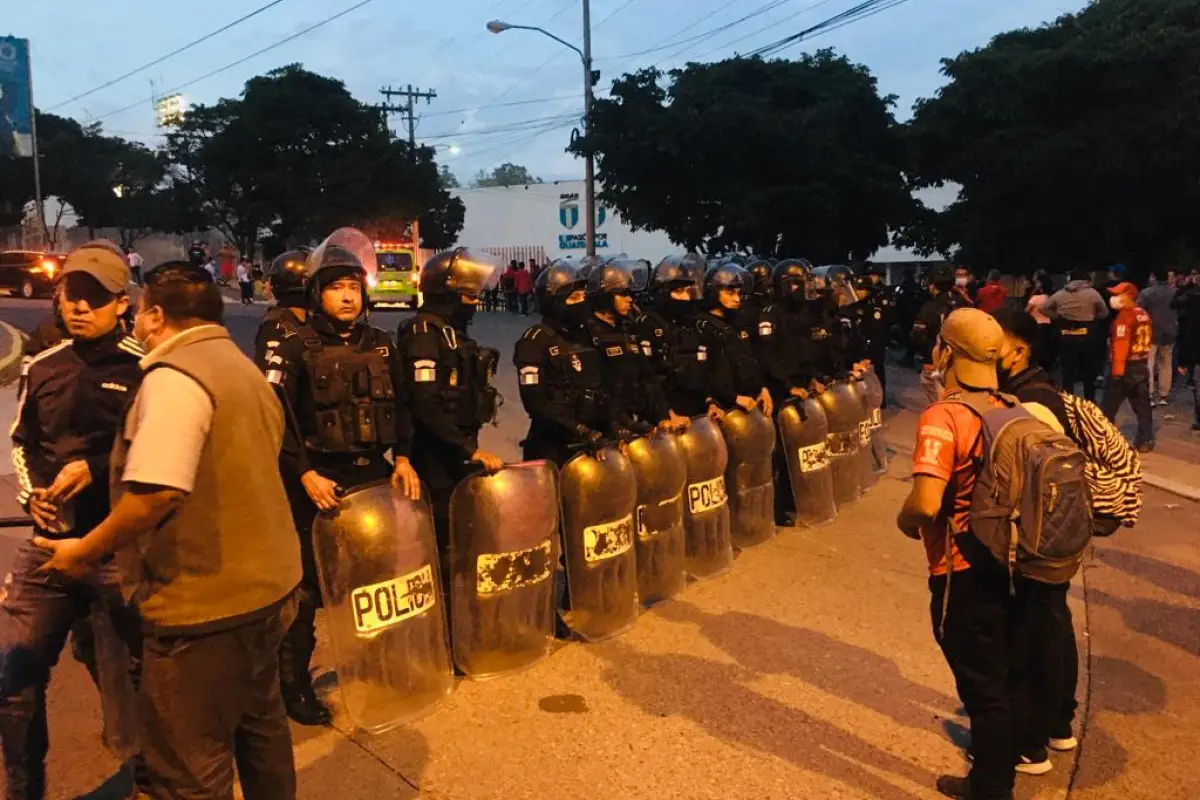 disturbios estadio nacional doroteo guamuch flores previa municipal olimpo liga concacaf 18-agosto 2022 foto omar solis emisoras unidas, 