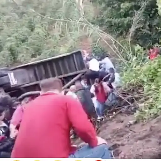 Bus cae a hondonada y deja más de 10 heridos en Villa Canales ,