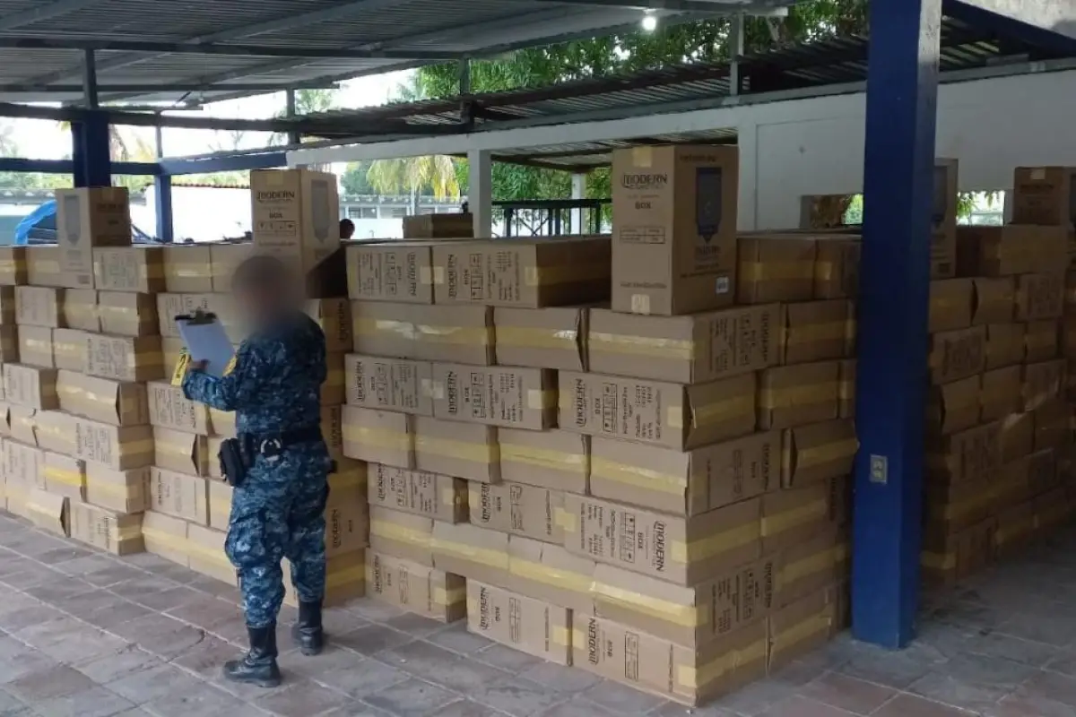 Cuatro capturados por trasladar en veleros cigarrillos de contrabando, 