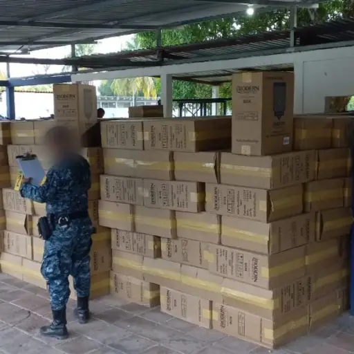 Cuatro capturados por trasladar en veleros cigarrillos de contrabando ,