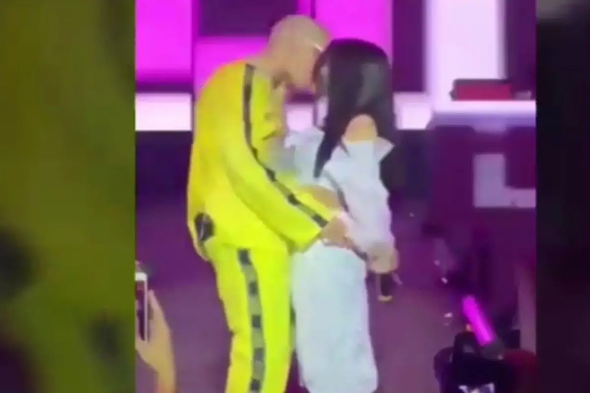 Viralizan video en el que Bad Bunny y la novia de Nodal se besan, 