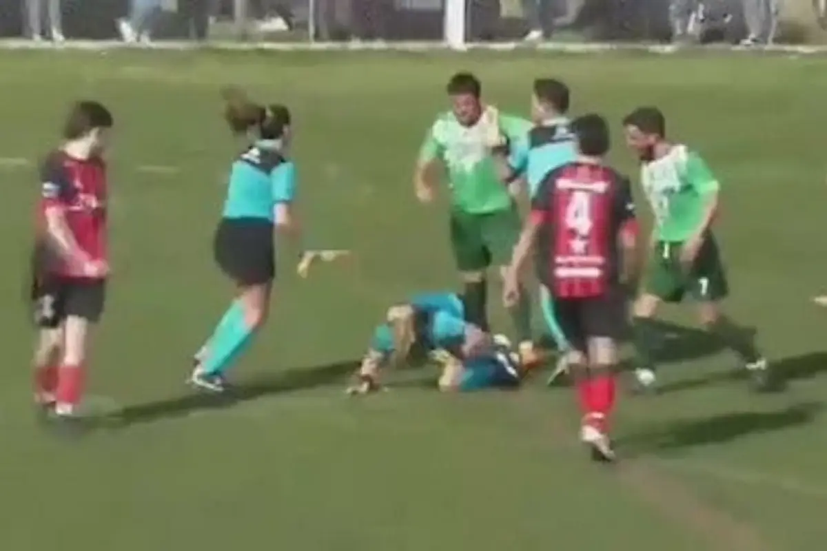 Árbitra termina agredida brutalmente por un jugador, 