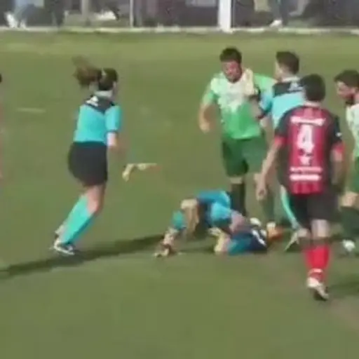 Arbitra termina agredida brutalmente por un jugador ,