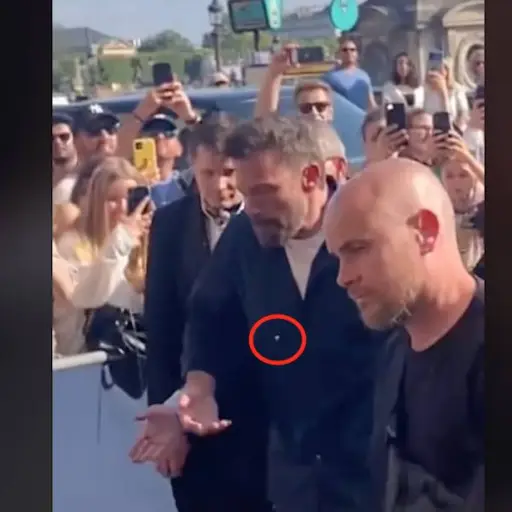 Ben Affleck se le cae un diente ,