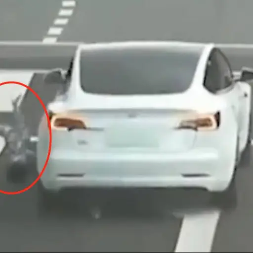 Cae nina por ventana de un carro en medio de la carretera ,