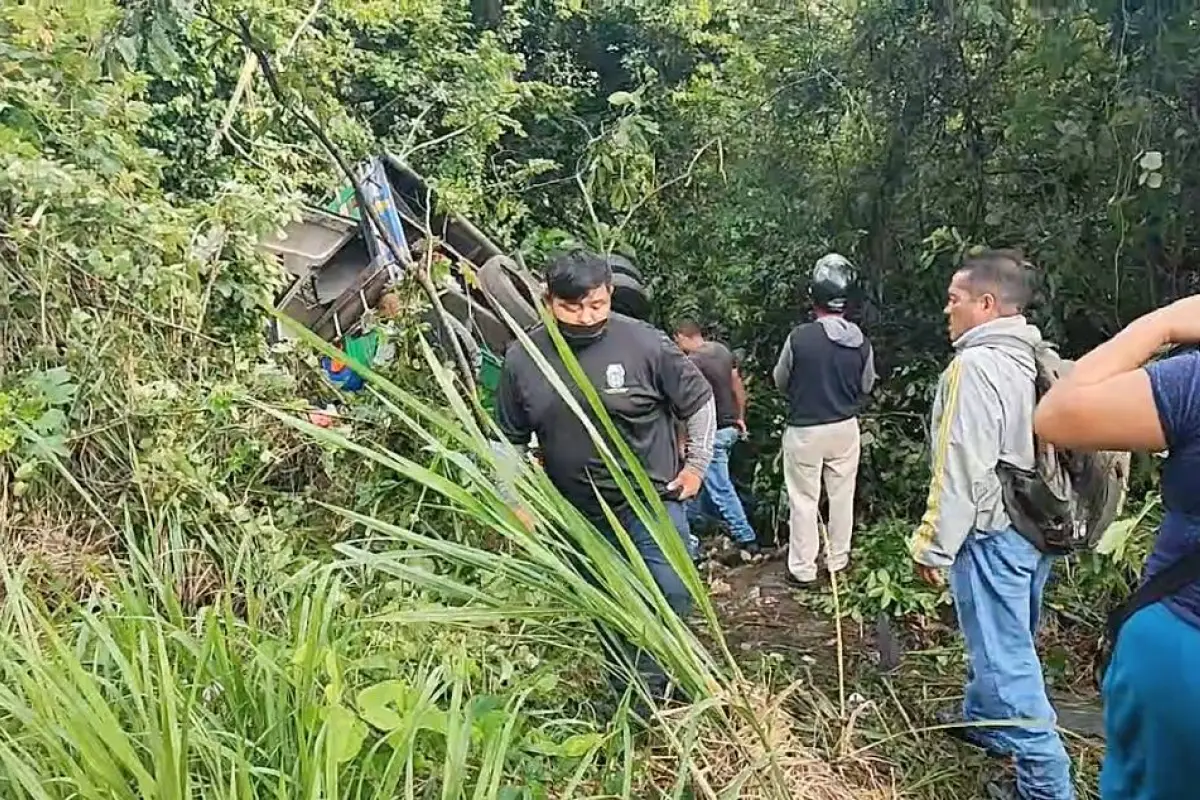 Bus cae a barranco en carretera a El Salvador, 