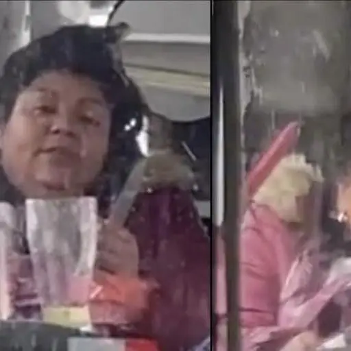 Mujer es captada en video preparandose una michelada en el bus ,