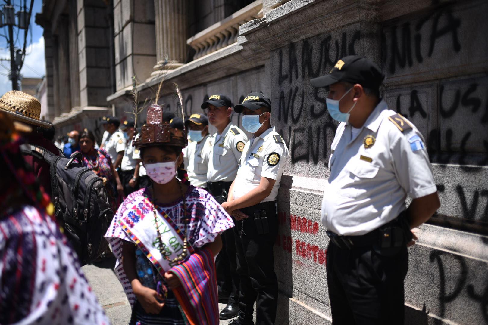 Autoridades campesinas protestan frente al Congreso-3 | 