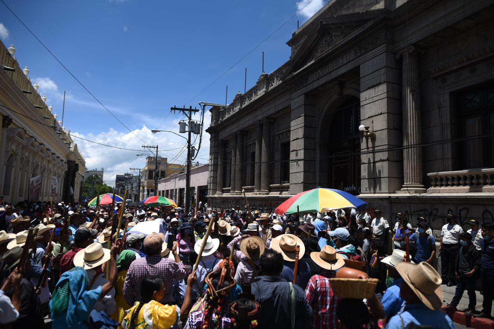 Autoridades campesinas protestan frente al Congreso- | 