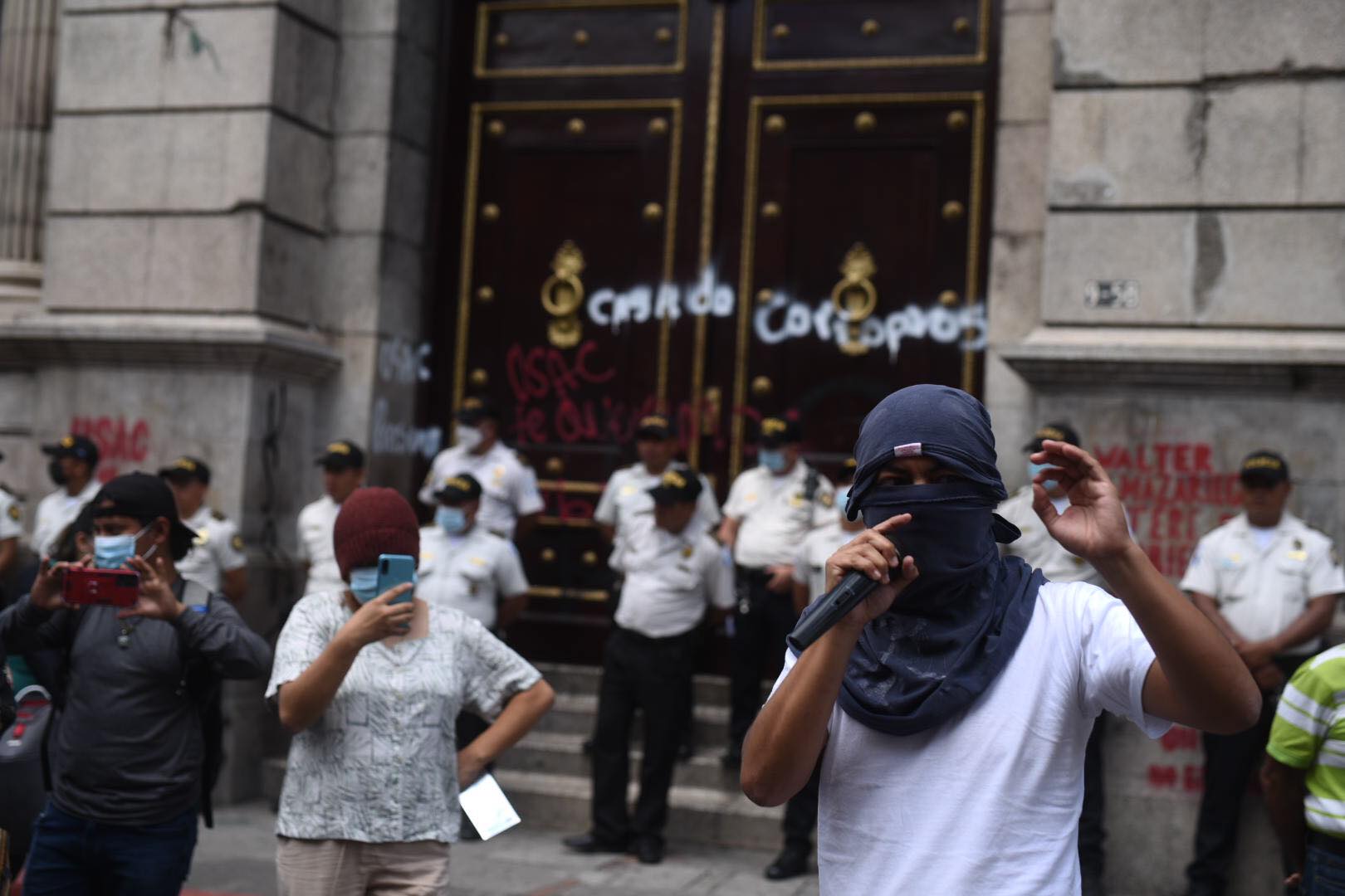 Autoridades campesinas protestan frente al Congreso-6 | 