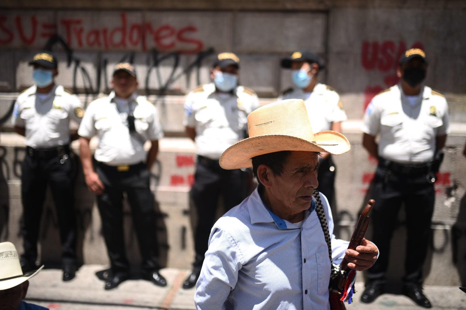 Autoridades campesinas protestan frente al Congreso-2 | 