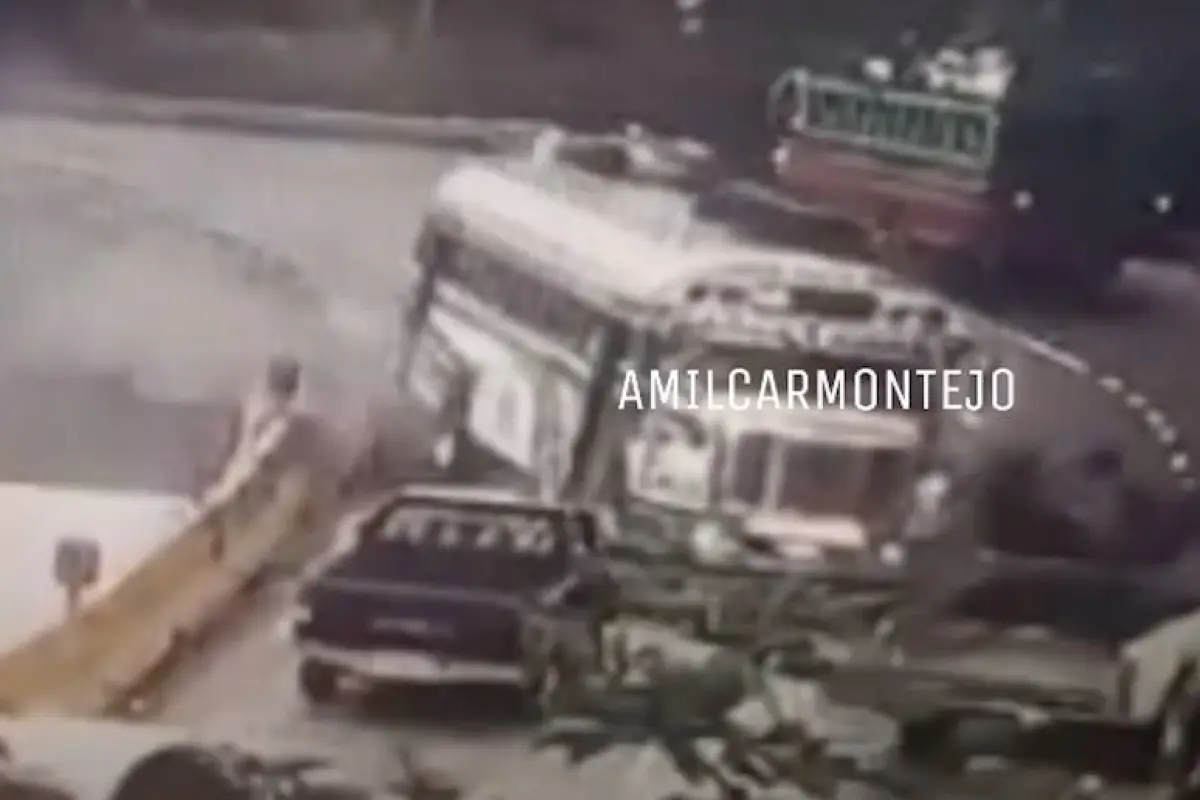 Bus contra la vía choca contra dos picops y una moto en Vista Hermosa, 