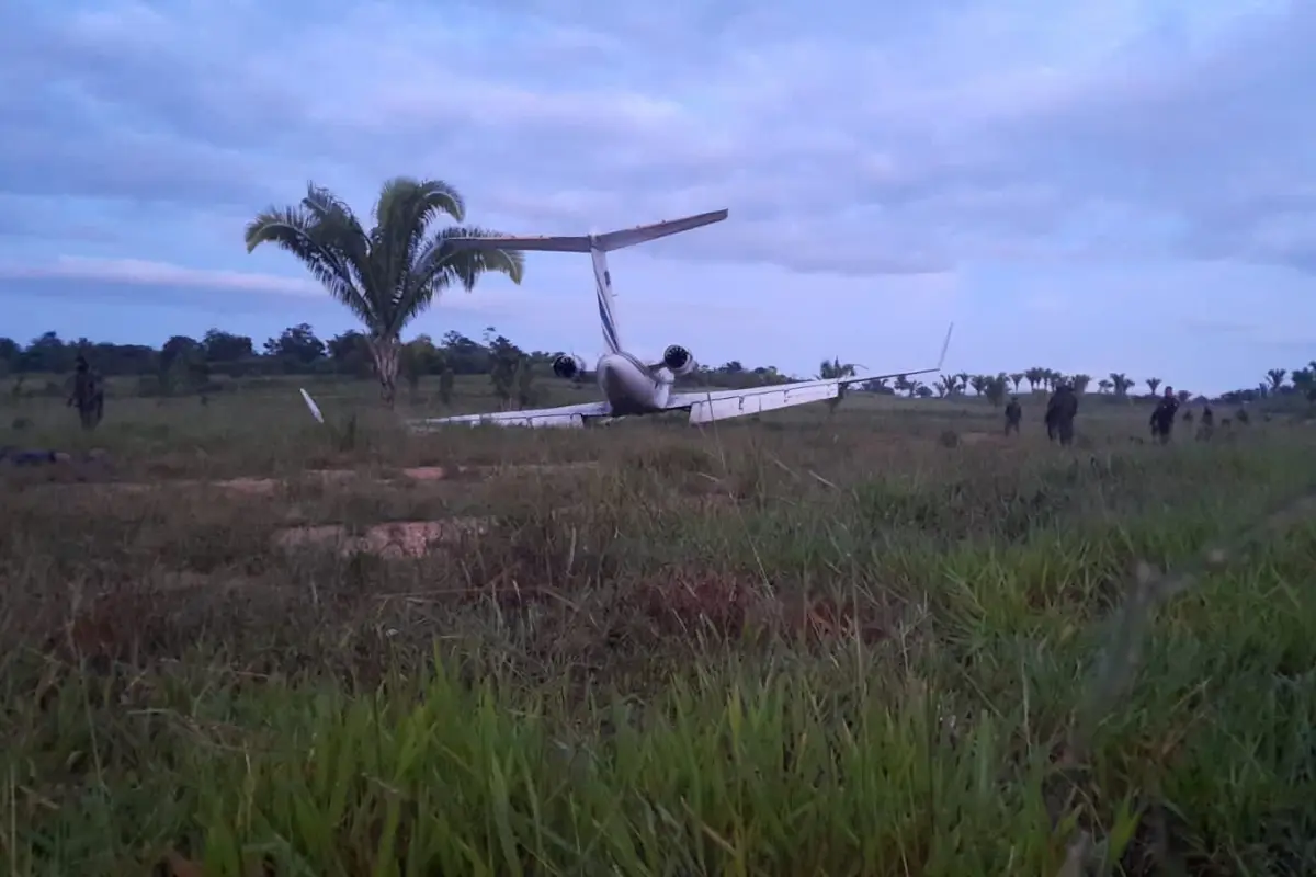 Soldados llegaron esta madrugada a la aldea El Zompopero, en San Luis, donde ubicaron la aeronave. / Foto: Ejército