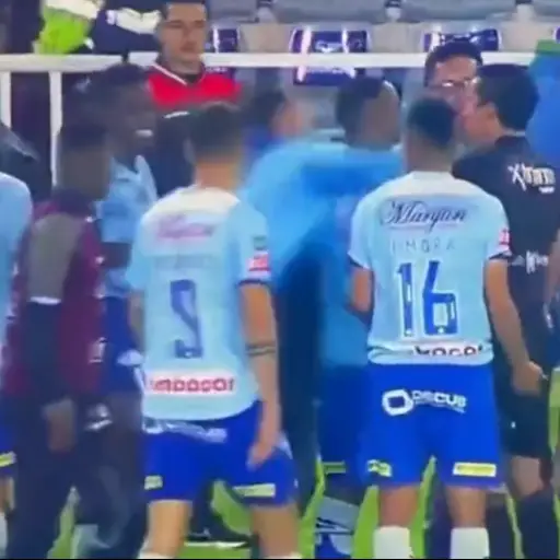 Árbitros ecuatorianos en paro por agresión a un colega ,