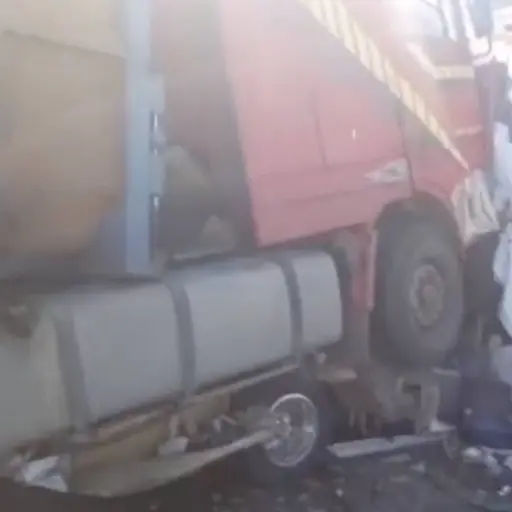 choque entre minibus y dos camiones ,