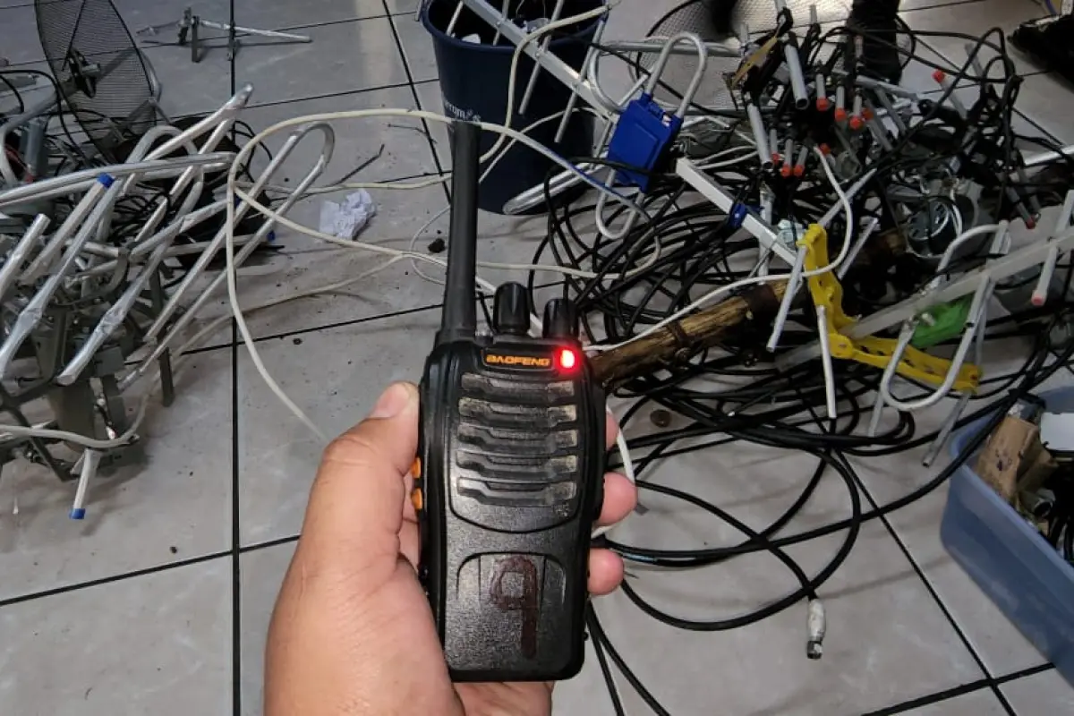 Entre los objetos incautados en la requisa está un radio portatil. / Foto: PNC