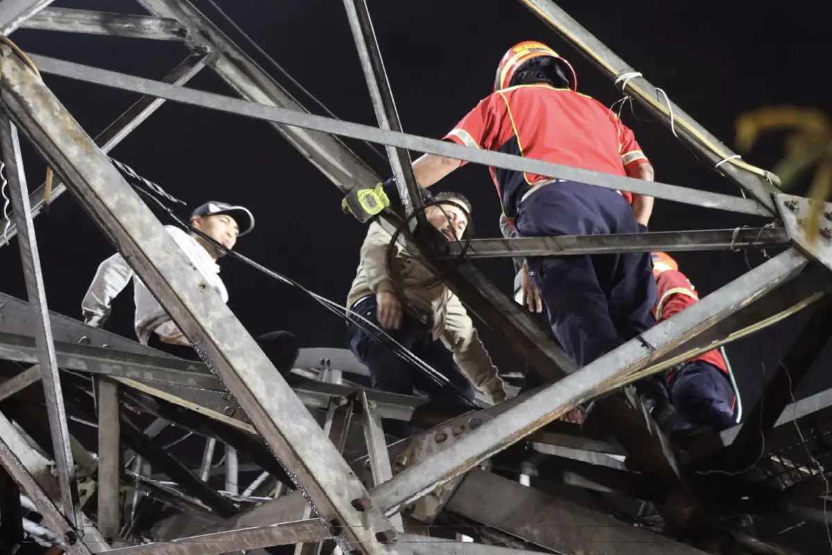 Rescate inusual de los Bomberos Municipales en la Torre del Reformador. / Foto: CBM