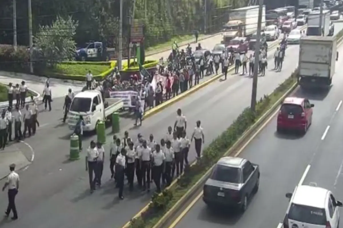 Un grupo de manifestantes se moviliza del Atlántico al barrio San Antonio. Foto: PMT capitalina