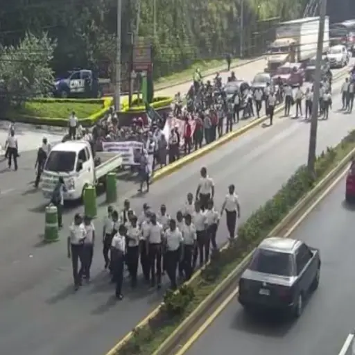 Un grupo de manifestantes se moviliza del Atlántico al barrio San Antonio. Foto: PMT capitalina