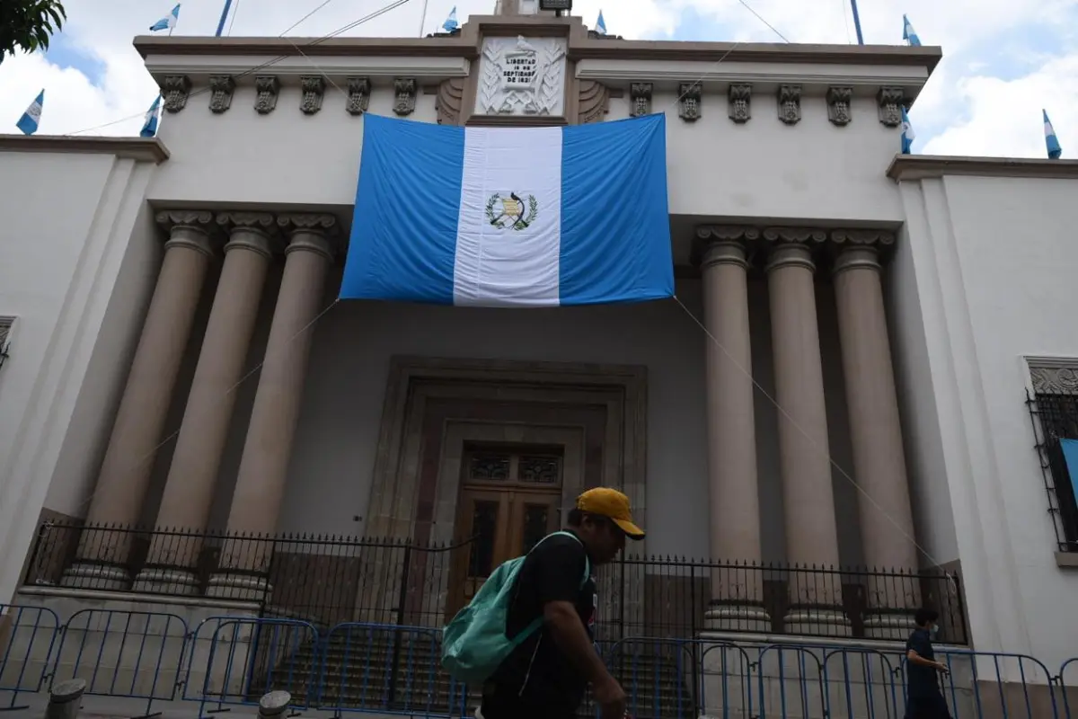 venta-de-banderas-201-aniversario-de-independencia-guatemala-1-de-septiembre-2022-foto-edwin-bercian-publinews-6.jpg, 