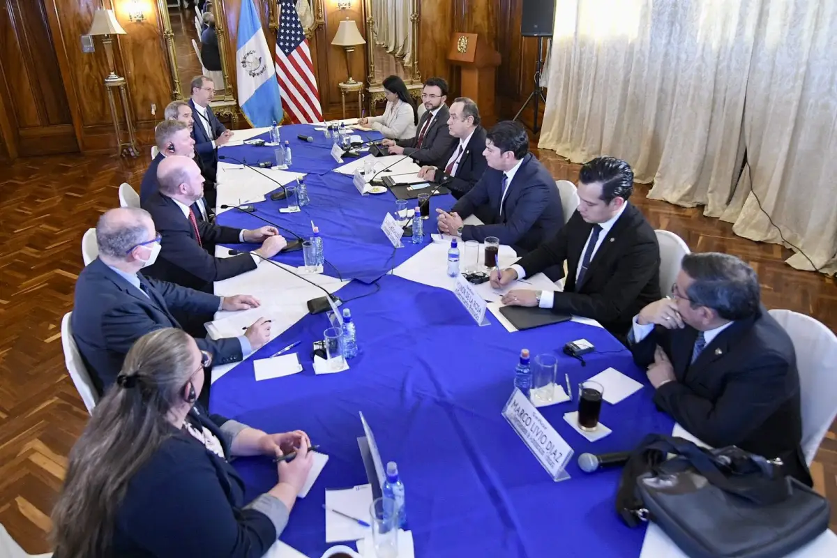 Reunión del presidente Alejandro Giammattei y su esquipo con el congresista republicano Rick Crawford. / Foto: Gobierno