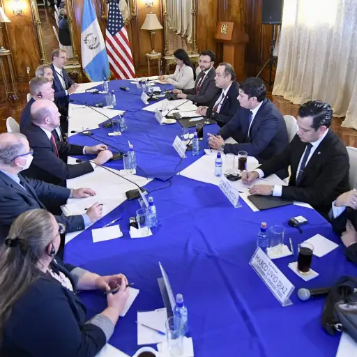 Reunión del presidente Alejandro Giammattei y su esquipo con el congresista republicano Rick Crawford. / Foto: Gobierno