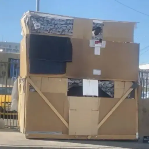 hombre en situación de calle construye casa de cartón de dos pisos ,