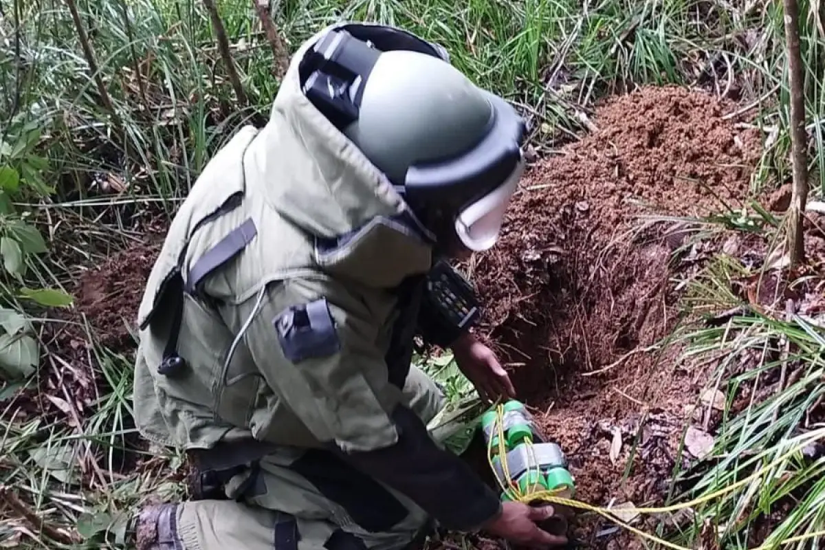 Un agente antiexplosivos de la Policía busca artefactos explosivos en Ixcán, Quiché. / Foto: PNC