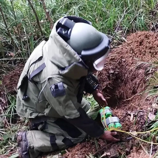 Un agente antiexplosivos de la Policía busca artefactos explosivos en Ixcán, Quiché. / Foto: PNC