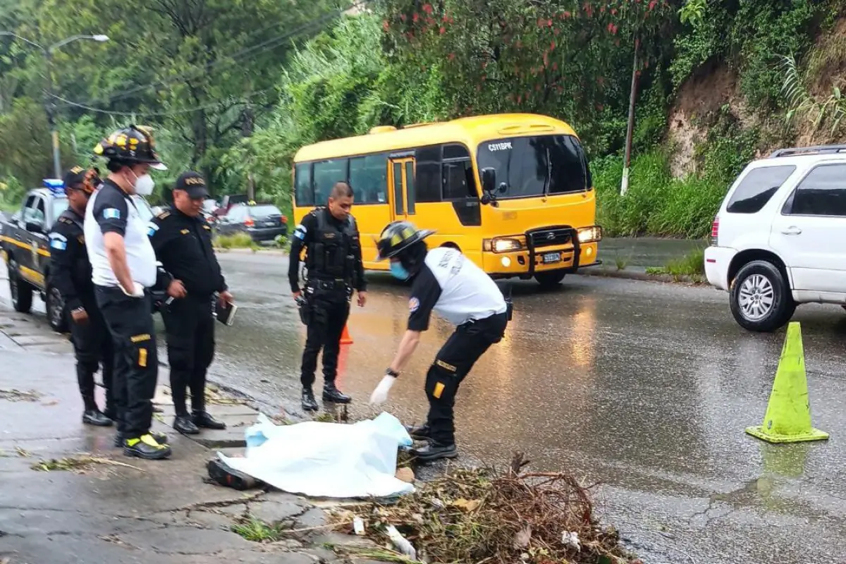 Esta tarde, los Bomberos Voluntarios informaron que un hombre, de 40 años aproximados, falleció luego de haber sido arrastrado por la corriente de agua.  / Foto: CVB