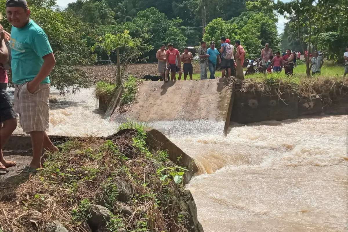 Un puente colapsó en San Andrés Villa Seca, Retalhuleu. / Foto: Conred