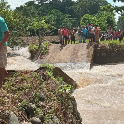 Un puente colapsó en San Andrés Villa Seca, Retalhuleu. / Foto: Conred