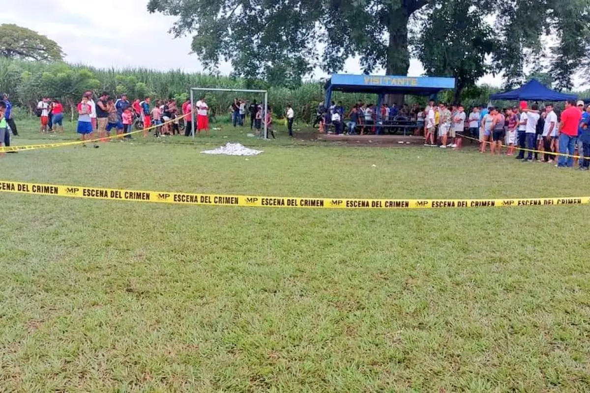 Crimen en la cancha de futbol de Masagua, Escuintla. / Foto: Bomberos Municipales Departamentales