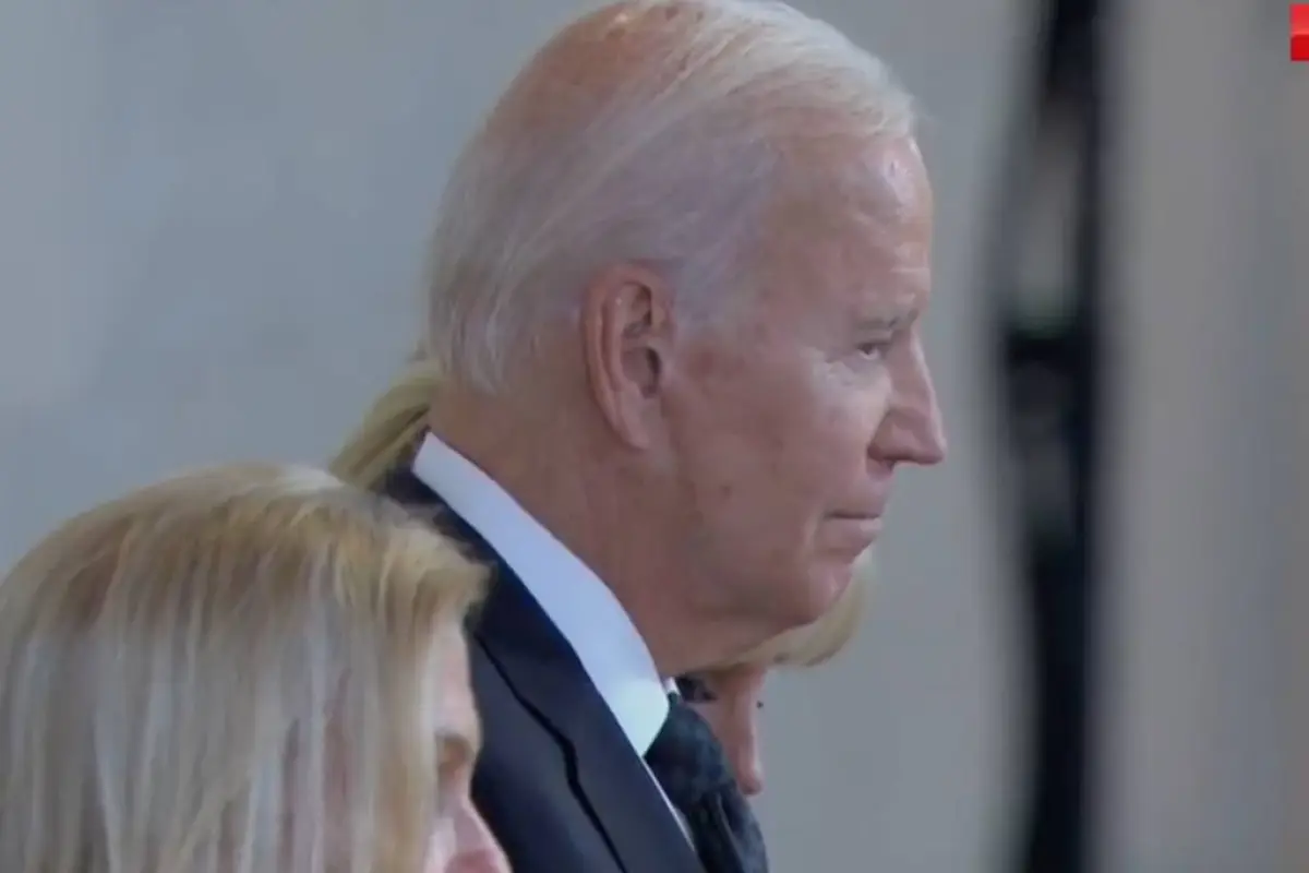 Joe Biden y su esposa presentan respetos al féretro de la reina Isabel II, 