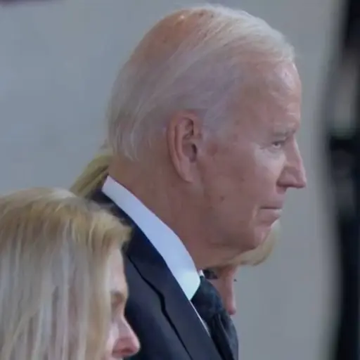 Joe Biden y su esposa presentan respetos al feretro de la reina Isabel II ,